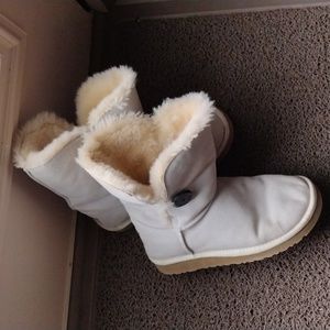 White uggs Sz 7W. Sheepskin uppers, wool lining.